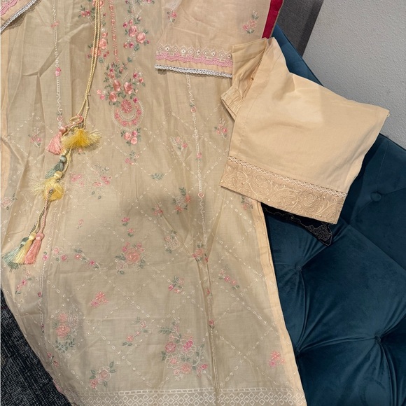 Sold Agha noor lawn - Picture 3 of 3